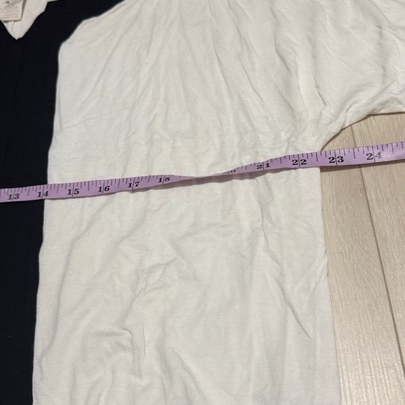 3/$10 Chico's Monochrome V-Neck Long Sleeve Top - Picture 5 of 8